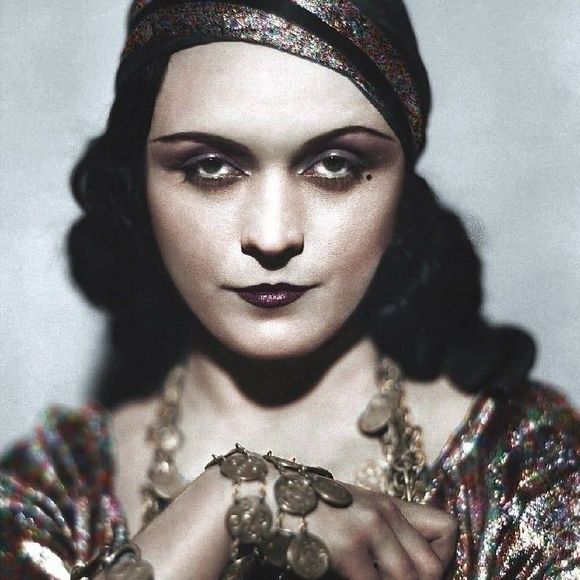 Meet your Posher, Britney - Picture 1 of 1